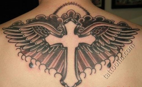 Крест и крылья на спине