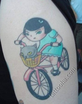 Девочка на велосипеде с котом