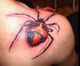 Красный паук на плече