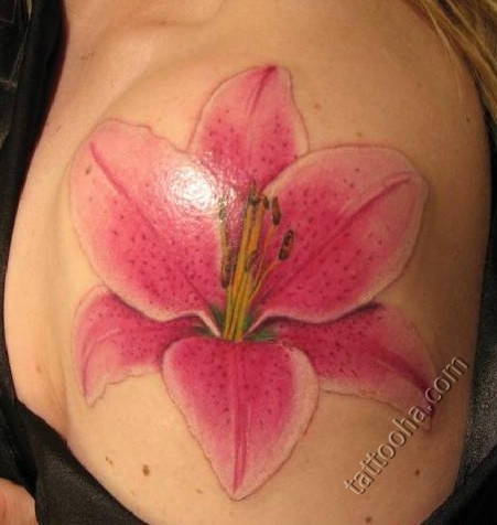 Цветок Лилия на плече