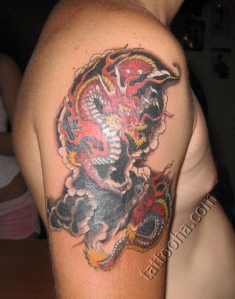 Красный дракон на плече