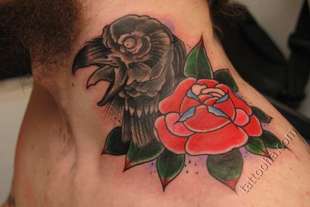 Ворона с розой на плече