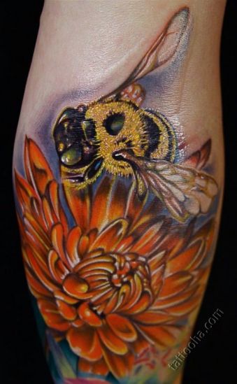 Большая пчела на цветке