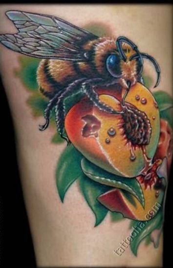 Пчела на персике