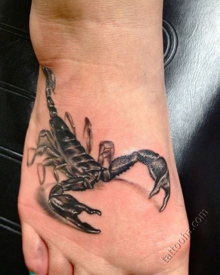 Черный скорпион на ступне