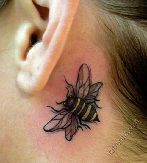 Пухлая пчела за ухом