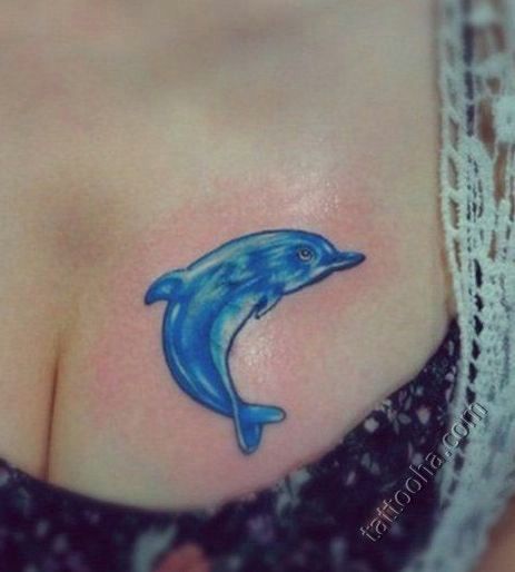 Маленький дельфин на груди