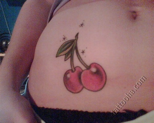 Спелые ягоды вишни на животе