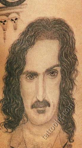Портрет мужчины с длинными волнистыми волосами