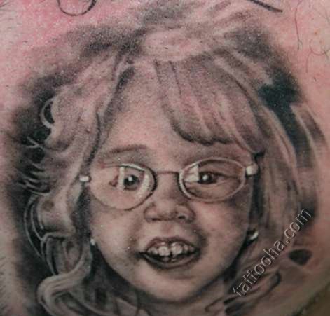 Портрет маленького ребенка в очках