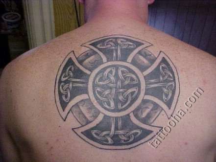 Огромный большой кельтский крест на спине