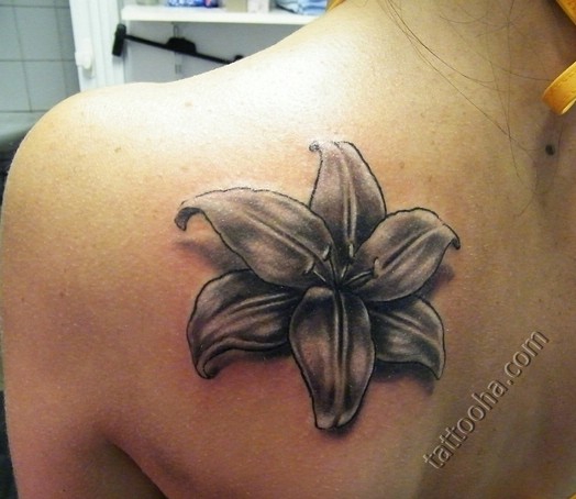 Черный цветок на плече
