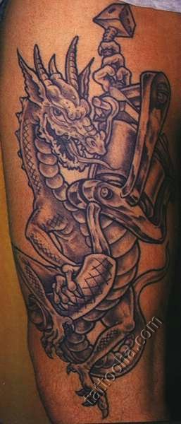 Дракон с машинкой для татуировок
