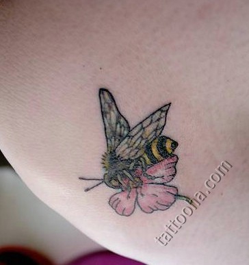 Пчела с цветком