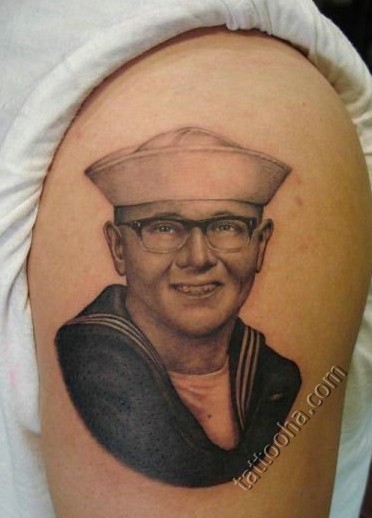 Портрет моряка в очках