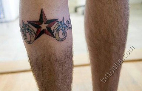 Красная звезда и две синих звезды на ноге