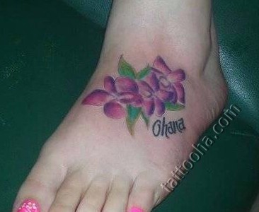 Цветы фиалкина подьеме ноги и надпись Ohana