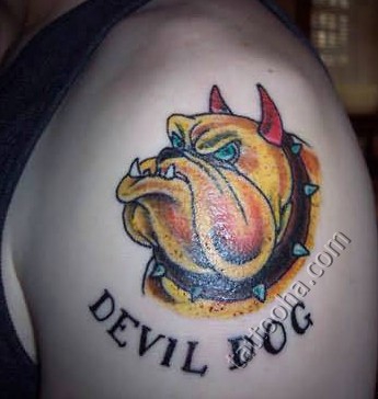Собака дьявол с рожками, надпись DEVIL DOG