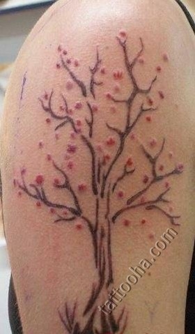 Дерево с цветами на плече