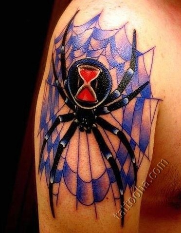 Черный паук на синей паутине на плече