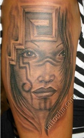 Девушка с татуировкой на лице
