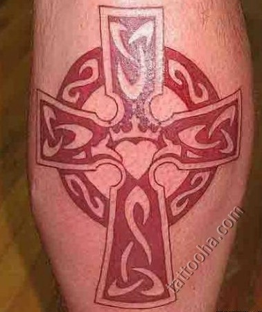 Красный кельтский крест на ноге