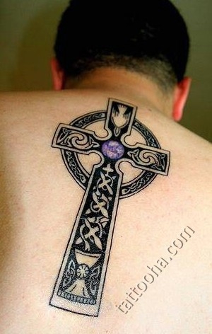 Кельтский Крест на спине и кельтские знаки