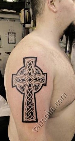 Черный Кельтский Крест на плече