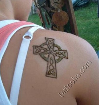 Кельтский крест на плече девушки