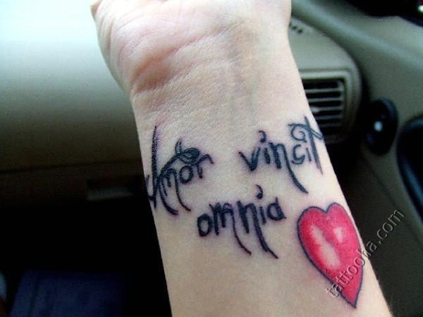 Сердце и надпись Omnia vincit Amor