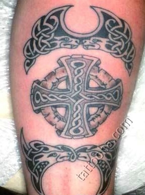 Кельтский крест и змеи