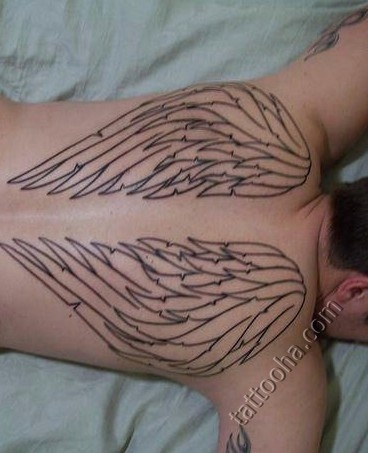 Крылья на спине мужчины