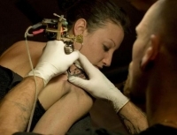 Видео как делают татуировки