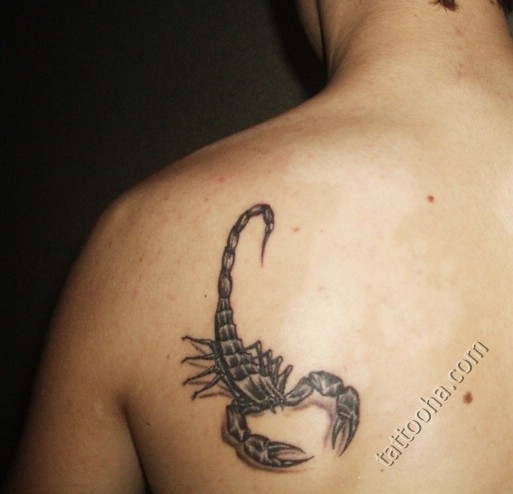 Татуировка скорпиона на лопатке мужчины: символ силы и опасности