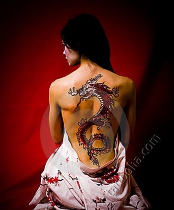 Красный дракон на спине девушки