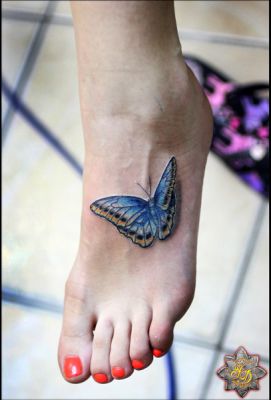 Красивая бабочка на ступне