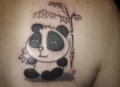 Маленькая панда с тростником