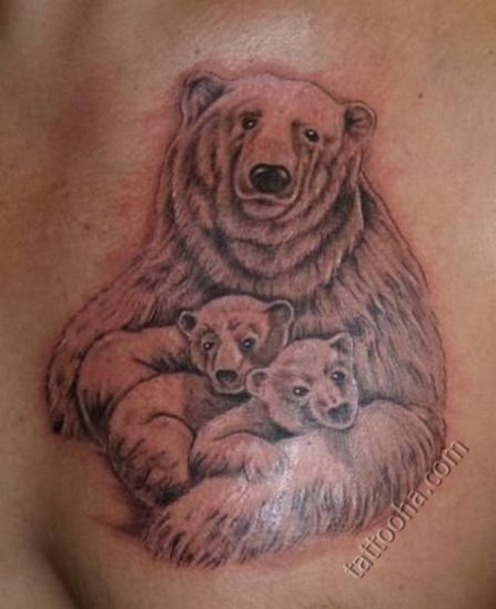 Белая медведица с медвежатами