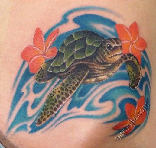Морская черепаха в воде с цветами