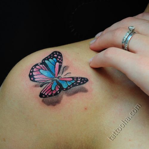 Пролетающая бабочка над плечом