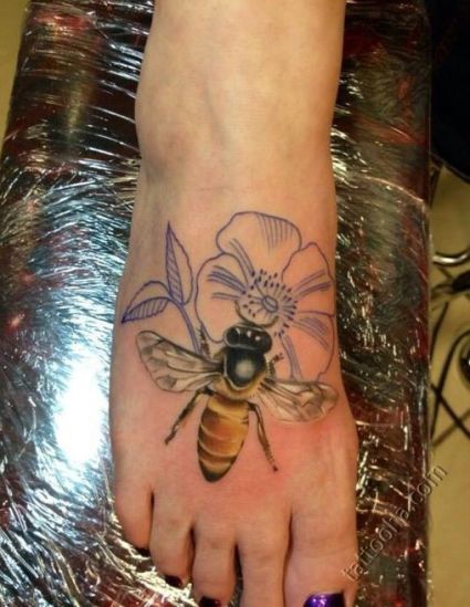 Медоносная пчела с цветком