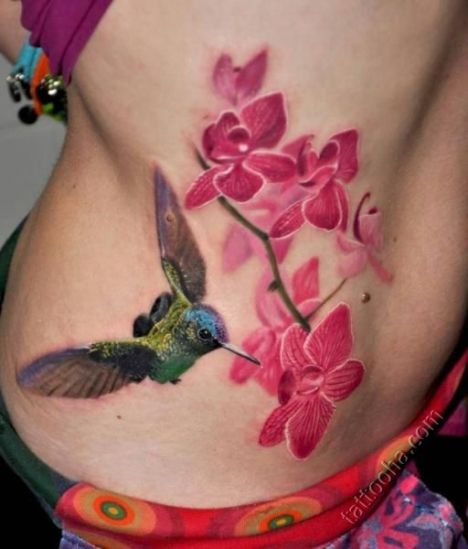 Колибри с цветами на боку