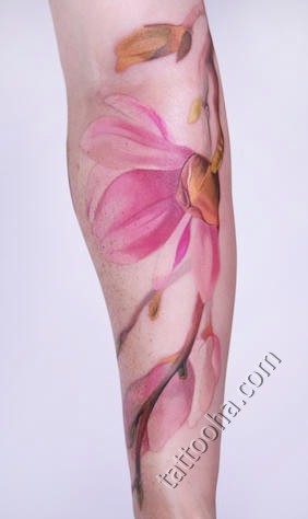 Розовый цветок на икре женской ножки