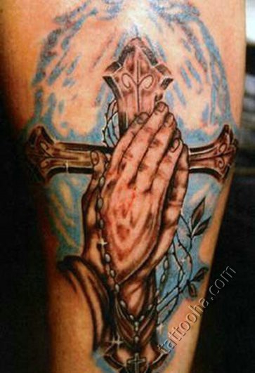 Терновый венец на кресте и руки молящегося