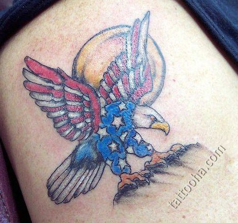 Орел в цветах американского флага