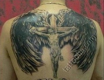 Иисус Христос на кресте с крыльями