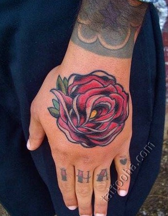 Свежая роза на руке