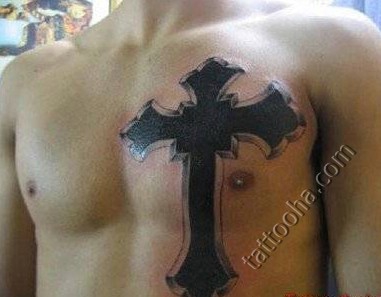 Черный огромный христианский крест на сердце