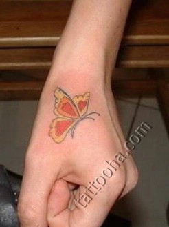 Бабочка на руке