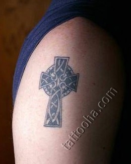 Маленький кельтский крест на плече